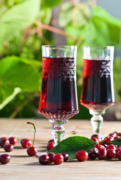 Red sweet fruit wine and ripe cherries — Stock Photo, Image