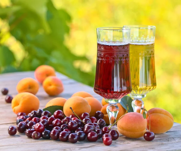 달콤한 화이트와 나무 테이블에 과일의 안경 — 스톡 사진