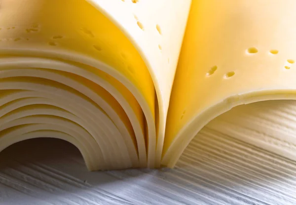 本のように折り返されているチーズのスライス — ストック写真