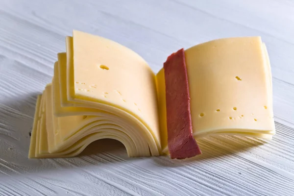 Rebanadas de queso dobladas como un libro —  Fotos de Stock