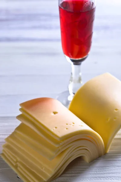 Slices of cheese and red wine — Stock Photo, Image