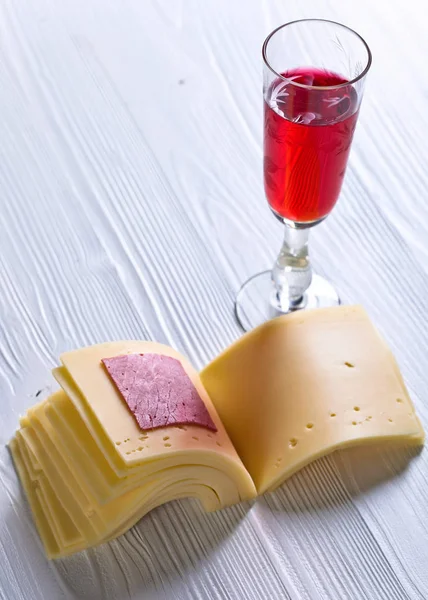 Fatias de queijo dobradas como um livro — Fotografia de Stock