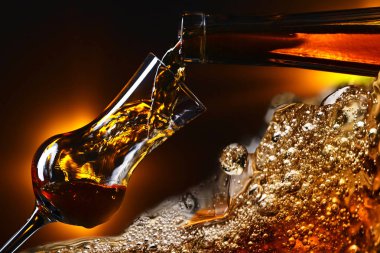 bir bardak içine dökülen içki 