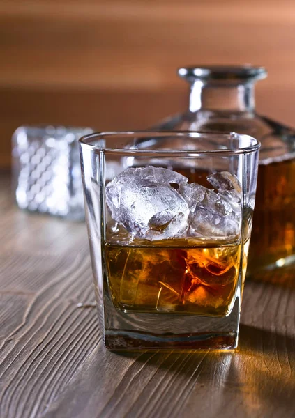 Bicchieri di whisky con ghiaccio naturale — Foto Stock