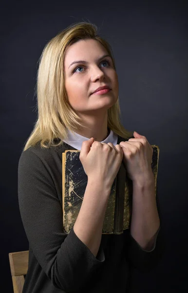 Mujer joven con libro . — Foto de Stock