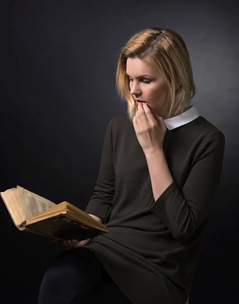 Mujer joven con libro . — Foto de Stock