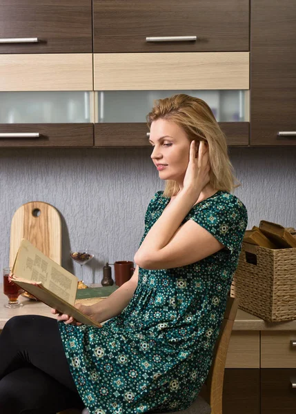 Mujer joven en vestido verde leyendo libro viejo — Foto de Stock