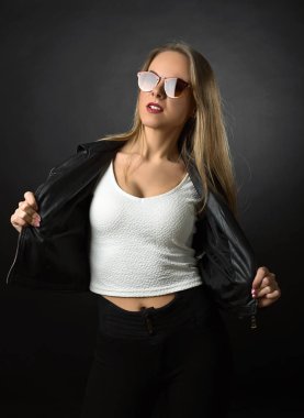 Siyah deri ceket ve güneş gözlüğü güzel kadın .