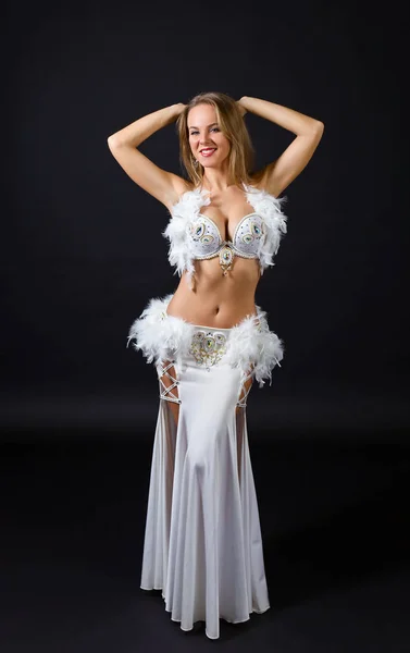 Belleza rubia en traje de bailarina del vientre blanco  . —  Fotos de Stock