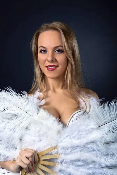 Hermosa rubia en traje de bailarina del vientre blanco . — Foto de Stock