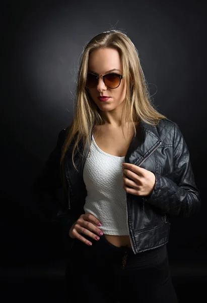 Hermosa mujer en chaqueta de cuero negro y gafas de sol  . —  Fotos de Stock