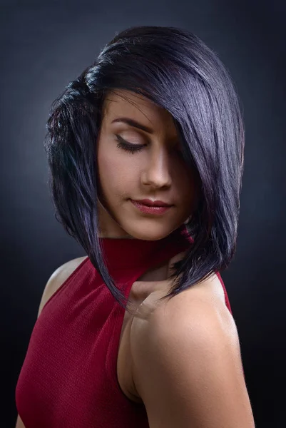 Mulher morena bonita com penteado perfeito e profissional — Fotografia de Stock