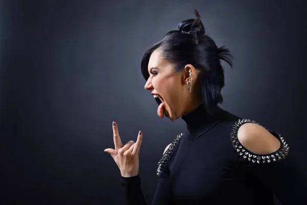 Mooie vrouw punk op zwarte achtergrond. — Stockfoto