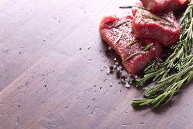 Biberiye, tuz ve biber ile sığır eti biftek.