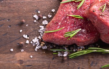 Biberiye, tuz ve biber ile sığır eti biftek.