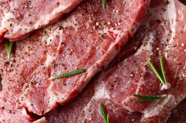 Biberiye ve biber ile domuz eti biftek 