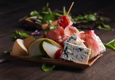 mavi peynir jambon ve ahşap bir masa üzerinde armut ile