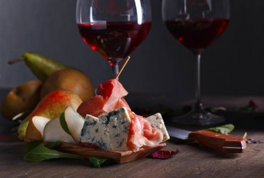 mavi peynir jambon, armut ve kırmızı şarap ile