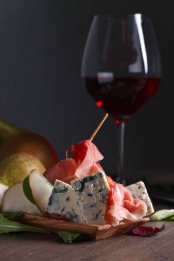 mavi peynir jambon, armut ve kırmızı şarap ile