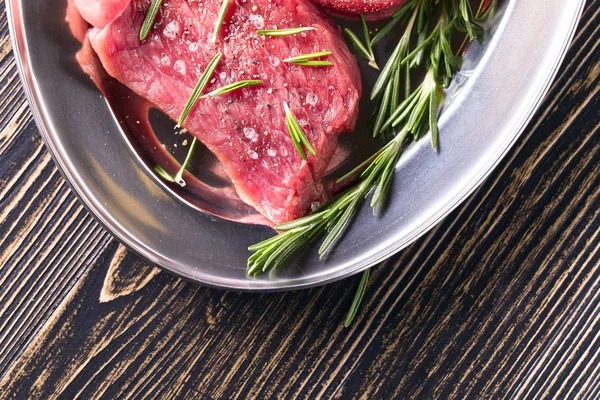 Biefstuk met rozemarijn, peper en zout. — Stockfoto