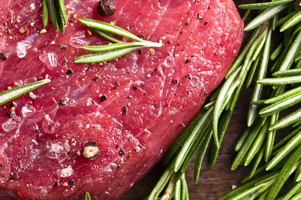 Biberiye, tuz ve biber ile sığır eti biftek. — Stok fotoğraf