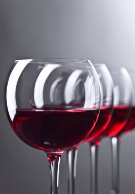Bir kadeh kırmızı şarap. 