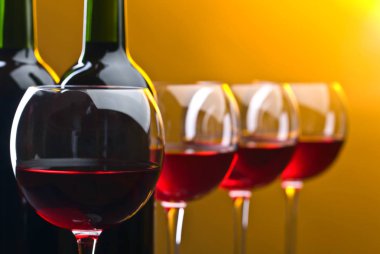 Şişe ve bardak kırmızı şarap