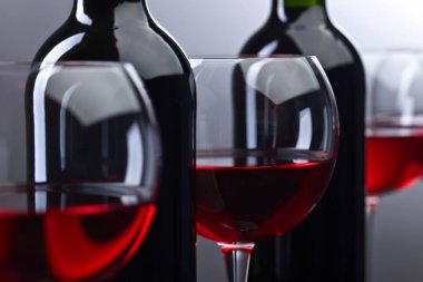 Şişe ve bardak kırmızı şarap