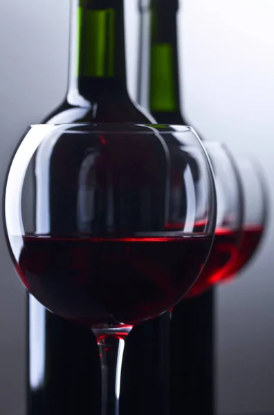 ボトルと赤ワインのグラス — ストック写真