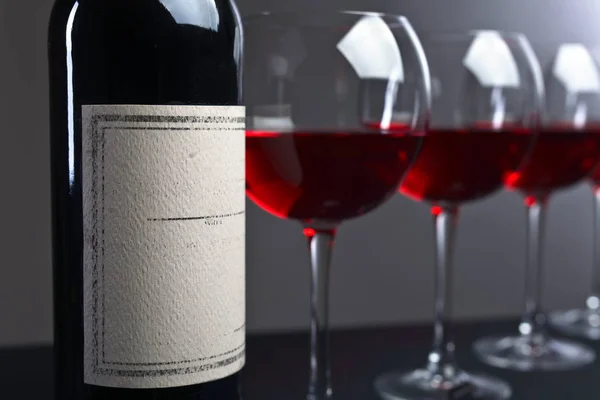Botella y vasos de vino tinto —  Fotos de Stock