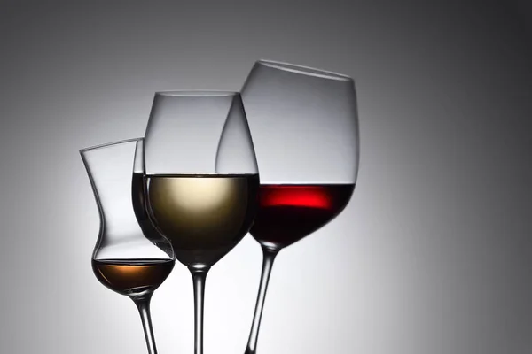赤ワインと白ワインのグラス — ストック写真