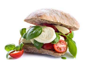 Mozzarella peyniri, domates ve fesleğen beyaz izole ciabatta 