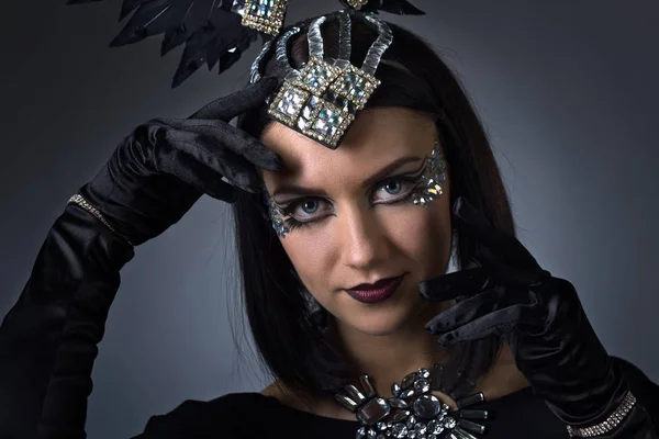 Bella donna in stile retrò con ornamenti di strass — Foto Stock