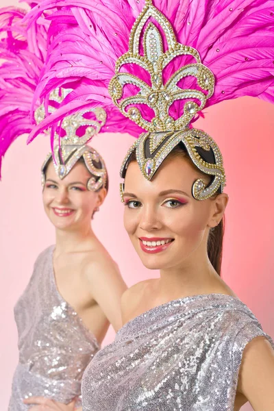 Schöne Mädchen im Faschingskostüm mit rosa Federn. — Stockfoto