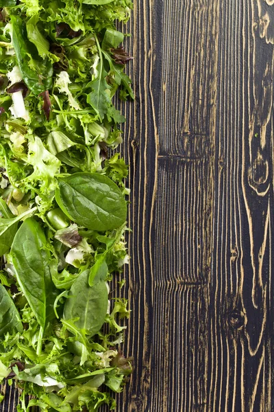 Ensalada verde fresca con espinacas, rúcula y lechuga — Foto de Stock