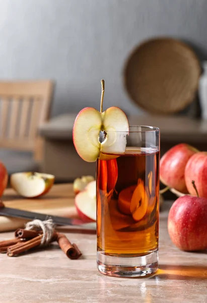 Copo de suco de maçã e maçãs rosa maduras em uma mesa de cozinha — Fotografia de Stock