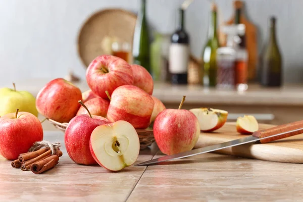 Saftiga äpplen på ett köksbord — Stockfoto