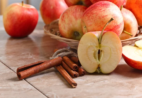 Сочные яблоки на кухонном столе — стоковое фото