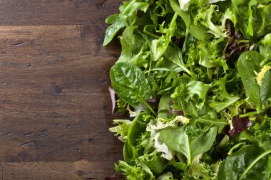 Taze yeşil salata ile ıspanak, roka ve marul 