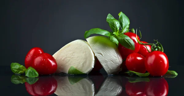 Mozzarella z pomidorami i bazylią — Zdjęcie stockowe