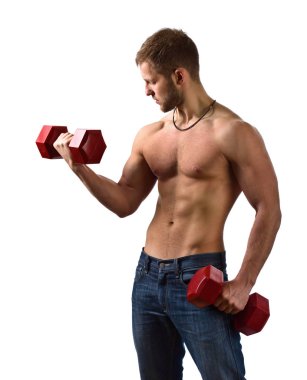Beyaz arka plan üzerinde dumbbells ile genç vücut geliştirmeci .