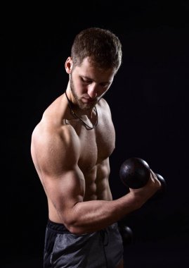 Dumbbells ile genç vücut geliştirmeci
