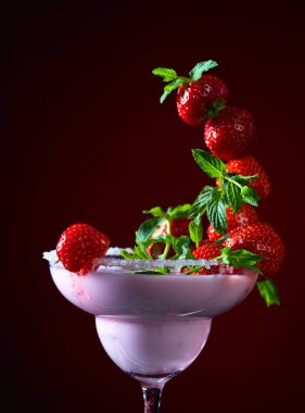 Nane ile çilekli süt 