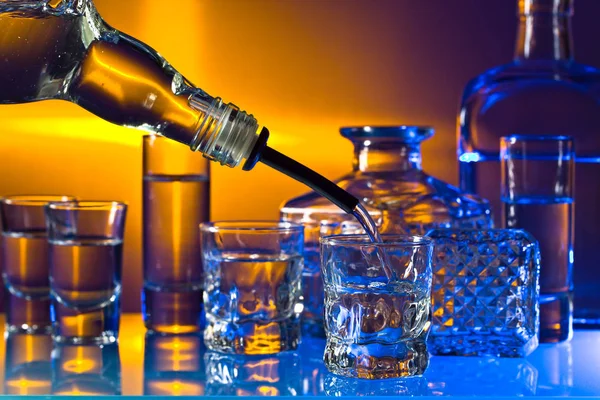 Óculos com bebidas alcoólicas em uma mesa de vidro no bar — Fotografia de Stock