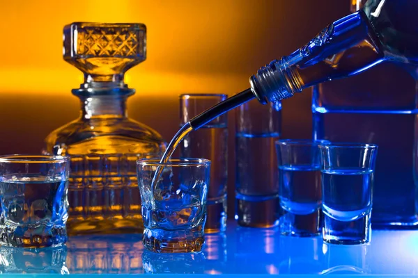 Gläser mit alkoholischen Getränken auf einem Glastisch in der Bar — Stockfoto