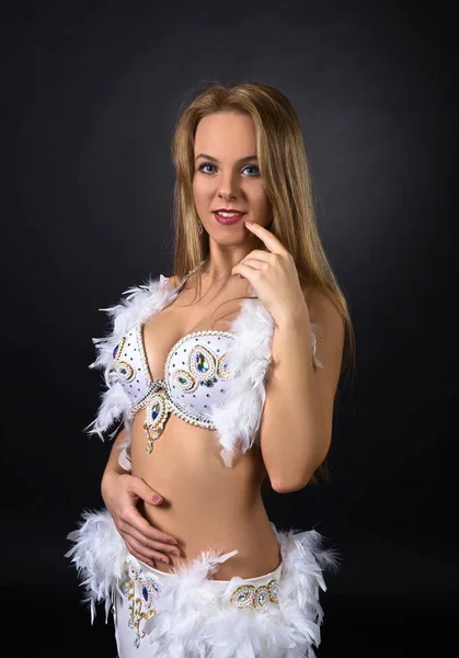 Beauté blonde en costume de danseuse de ventre blanc  . — Photo