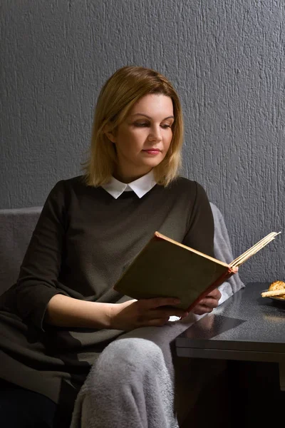 Νεαρή γυναίκα διαβάζει βιβλίο . — Φωτογραφία Αρχείου