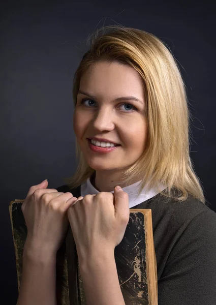 Jovem mulher com livro . — Fotografia de Stock