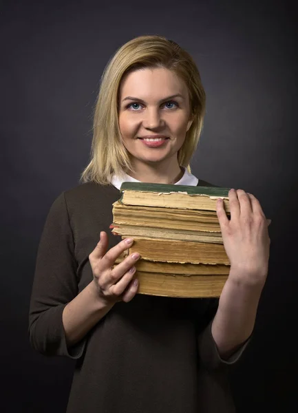 Retrato de mujer joven con libros  . — Foto de Stock