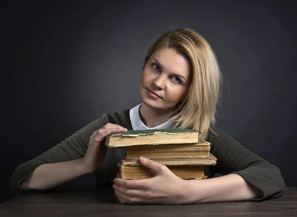 Retrato de mujer joven con libros  . — Foto de Stock